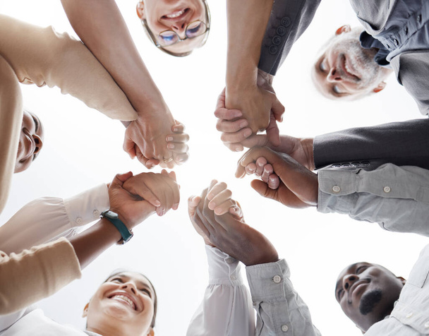 Руки, командная работа и мотивация с бизнес-командой в кучке или кругу вместе снизу. Сотрудничество, успех и сообщество с группой мужчин и женщин, стоящих рука об руку в единстве. - Фото, изображение