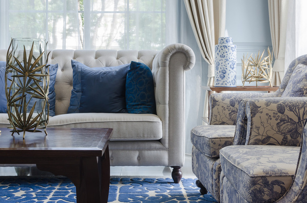 роскошная гостиная с диваном на голубом ковре узор дома
 - Фото, изображение