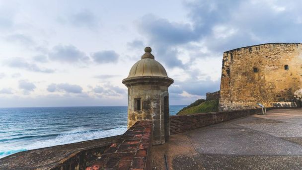 Una torreta en la pared del Castillo de San Cristóbal con vistas al océano Atlántico en Puerto Rico - Foto, Imagen