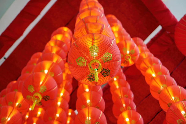 Selecteer focusgroep van rode lantaarn decoratie in rij - Foto, afbeelding