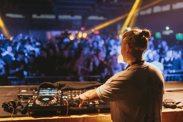 DJ на сцені під час фестивалю електронної музики Electrifinity in Bad Aibling (Німеччина). - Фото, зображення
