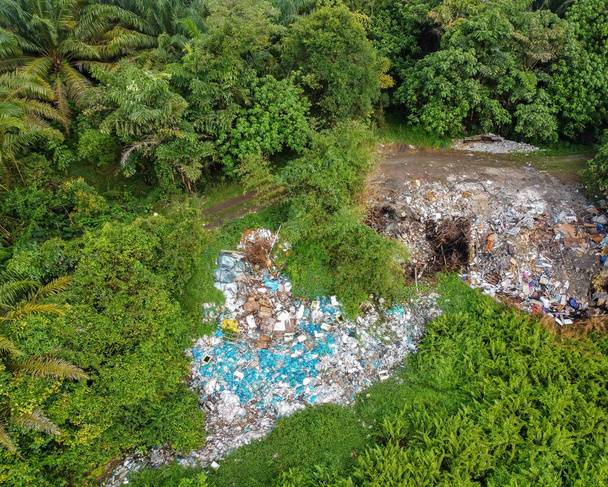 Vista aérea de arriba hacia abajo ver vertedero ilegal de basura en el área rural - Foto, Imagen