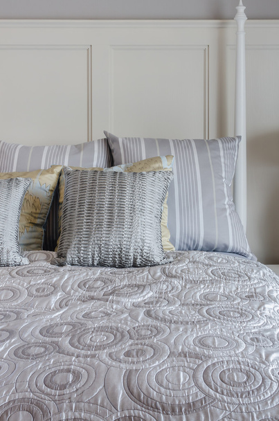 cama king size de lujo con almohadas
  - Foto, Imagen