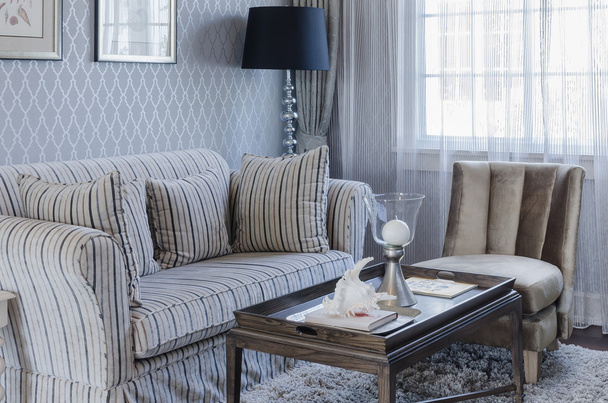 salon de luxe avec canapé classique et lampe noire à la maison
 - Photo, image