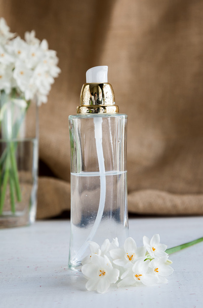Perfume bottle with flowers - Zdjęcie, obraz