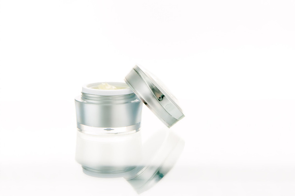 Pot ouvert de produit cosmétique sur fond blanc
 - Photo, image
