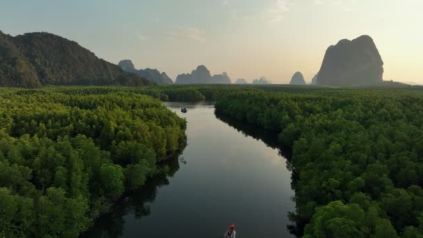 Dron vystopoval loď na řece v mangrovovém lese v Thajsku - Záběry, video