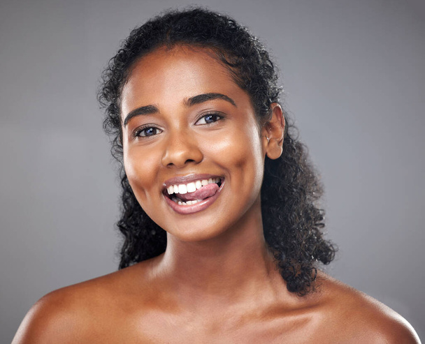 Mutlu siyah kadın, yüz portresi ve sağlıklı cilt bakımı için dil çıkarma rutini. Güzel, genç Afrikalı bir kız, gülümseme ve eğlence kozmetik güzellik sağlık yaşam tarzı veya stüdyoda doğal bakım. - Fotoğraf, Görsel
