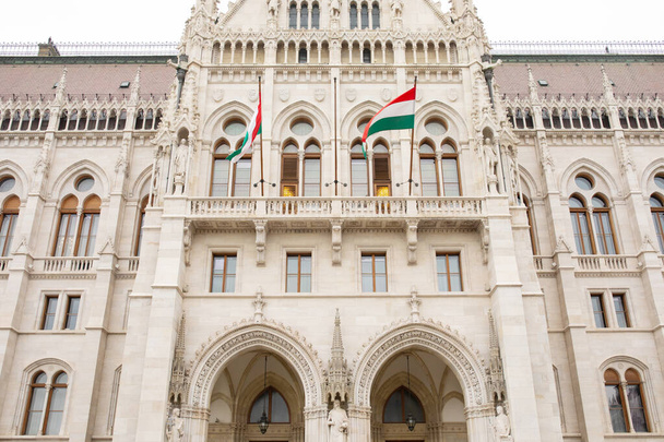 ハンガリー・ブダペスト2022年10月22日:ブダペストのハンガリー議会全体像. - 写真・画像