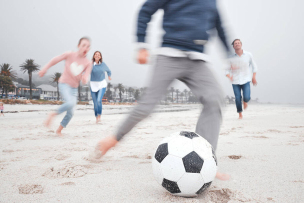 Пляжний, футбольний та сімейний пляжний спорт на піску з щасливою енергією та якісним часом. Футбол та літня гра на піску з дітьми та батьками розважаються біля океану, моря та природи
. - Фото, зображення