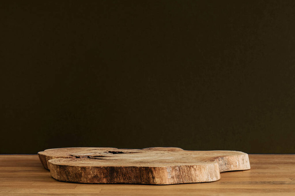 Suporte natural de madeira na mesa de madeira com fundo espaço de cópia - Foto, Imagem