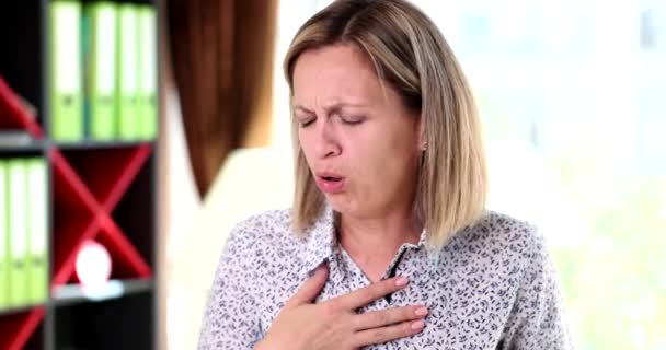 Vrouw hoesten tijdens astma aanvallen 4k film slow motion. Preventie en behandeling van longontsteking - Video