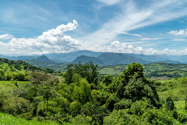 Panoramisch landschap in Tamesis met blauwe lucht en berg aan de horizon. Colombia.  - Foto, afbeelding