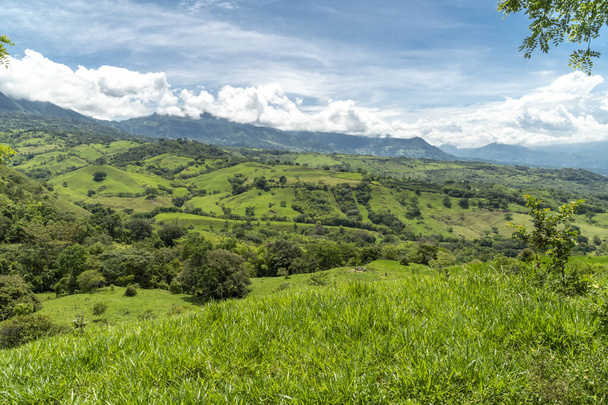 Panoramalandschaft in Tamesis mit blauem Himmel und Bergen am Horizont. Kolumbien.  - Foto, Bild