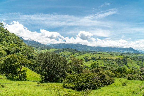 Paysage panoramique à Tamesis avec ciel bleu et montagne à l'horizon. Colombie.  - Photo, image