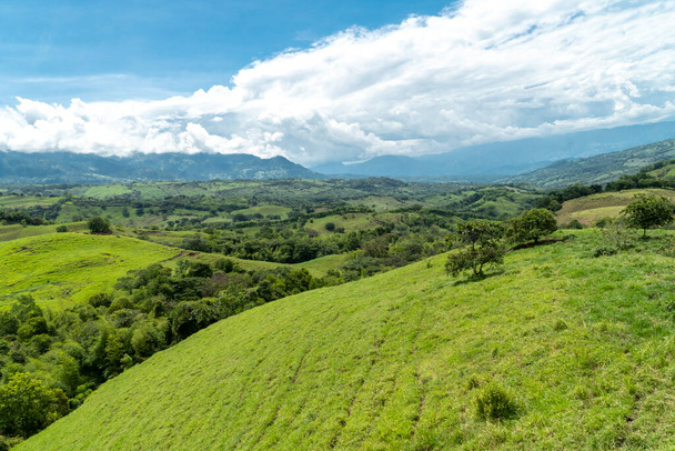 Paisaje panorámico en Tamesis con cielo azul y montaña en el horizonte. Colombia.  - Foto, Imagen