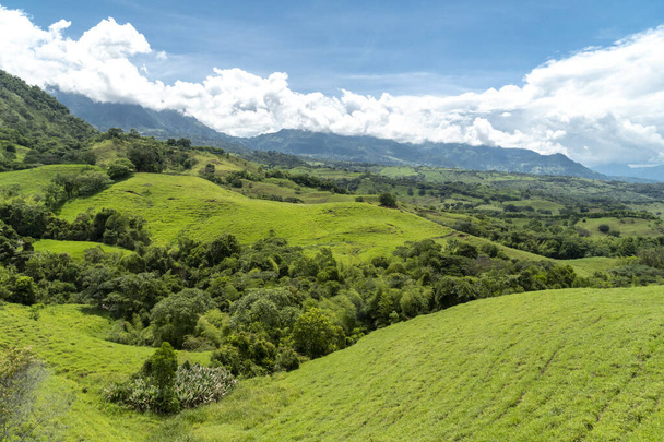 Paisaje panorámico en Tamesis con cielo azul y montaña en el horizonte. Colombia.  - Foto, imagen