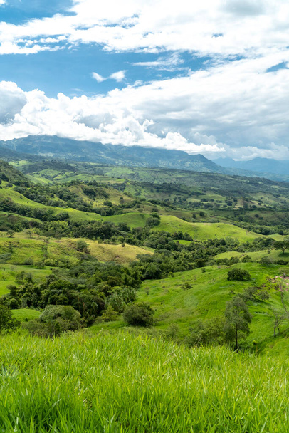 Panoramisch landschap in Tamesis met blauwe lucht en berg aan de horizon. Colombia.  - Foto, afbeelding
