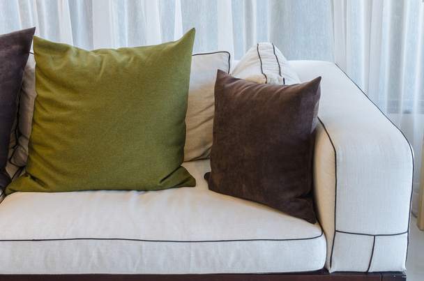 πράσινο μαξιλάρι σε λευκό καναπέ στο καθιστικό - Φωτογραφία, εικόνα