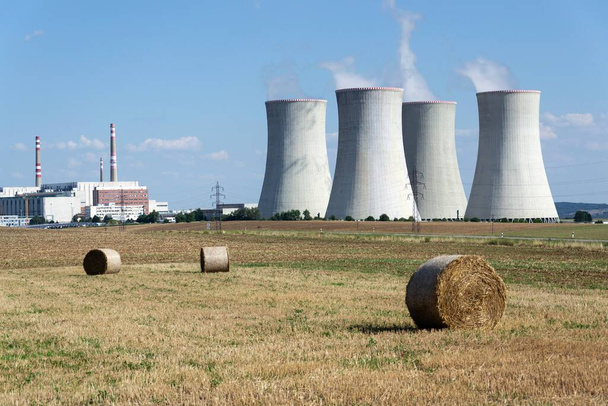 Πύργοι ψύξης σε πυρηνικό σταθμό ηλεκτροπαραγωγής, ενεργειακή αυτάρκεια, μείωση των εκπομπών αερίων θερμοκηπίου  - Φωτογραφία, εικόνα