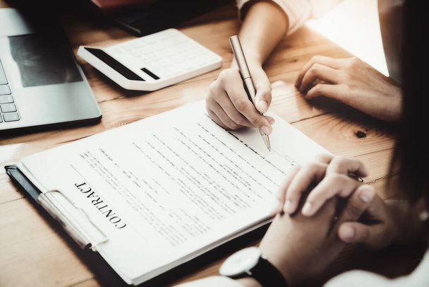 Proprietário do negócio segurando uma caneta para ler as condições para celebrar um contrato de joint venture com uma empresa parceira - Foto, Imagem