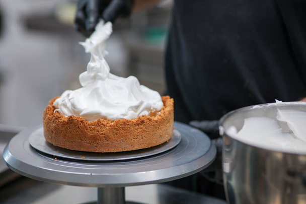 catering chef-kok bereidt key limoentaart in professionele keuken - Foto, afbeelding
