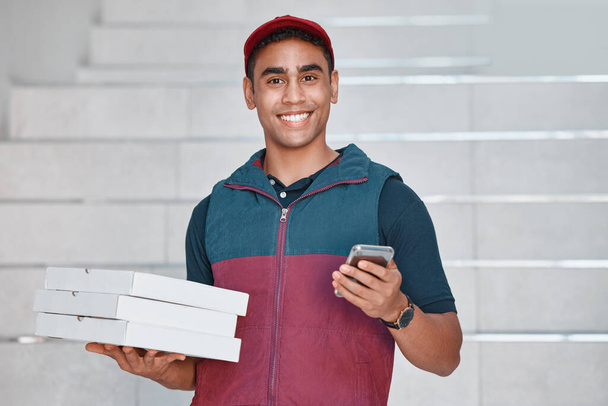 Pizza toimitus, mies pikaruokaa tai puhelinverkon mobiilisovellus, laatikko tai verkkokauppa myynti hymyillen. Kuljettaja, toimitus tai onnellinen uros älypuhelimella, tekniikalla tai toimittajalla verkkokauppaan. - Valokuva, kuva
