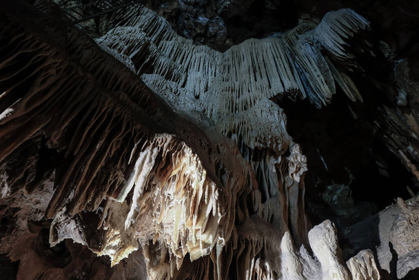 Γκρότ ντε λα Μαντλέν. Σταλακτίτες και σταλαγμίτες στη σπηλιά του Φαραγγιού της 'ρντσε. Provence, Γαλλία. - Φωτογραφία, εικόνα