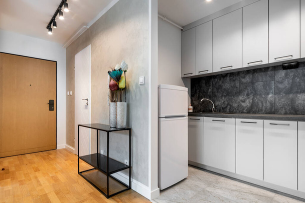 Design de interiores moderno pequena cozinha vazia em acabamento cinza - Foto, Imagem