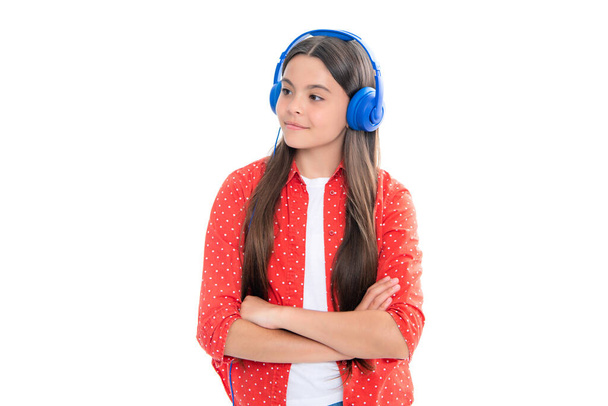 Стильна дівчина-підліток слухає музику з навушниками. Концепція дитячого способу життя. Бездротові навушники. Портрет щасливої усміхненої дівчинки-підлітка
 - Фото, зображення