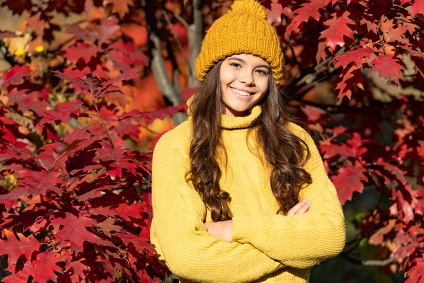 Kind Mädchen auf Herbst Herbst Hintergrund, Herbst Kinder Gesicht. fröhliches Teenie-Kind mit Hut bei Herbstblättern auf natürlichem Hintergrund. - Foto, Bild