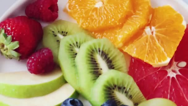 Bandeja de frutas en la mesa servida para la hospitalidad y la gastronomía. Imágenes de alta calidad 4k - Metraje, vídeo