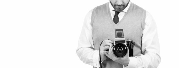 ořezaný muž držet retro fotoaparát izolované na bílém pozadí, kopírovací prostor, focení. - Fotografie, Obrázek