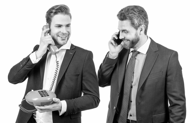Счастливые предприниматели отвечают на мобильный телефон и телефонный звонок изолированы на белом, звоня. - Фото, изображение