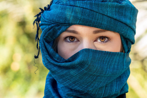 Een prachtig model draagt een hijab midden in de Sahara woestijn - Foto, afbeelding