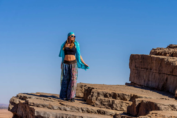 Egy gyönyörű modell pózol a szabadban Marokkó hegyeiben. - Fotó, kép