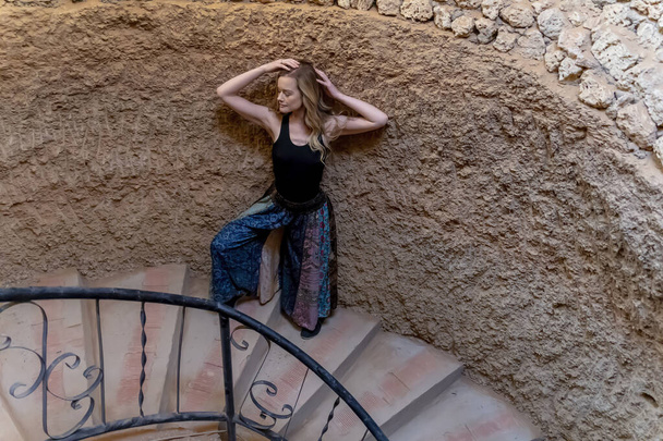 Una hermosa modelo posa dentro de un ambiente hogareño en Marruecos, África - Foto, imagen