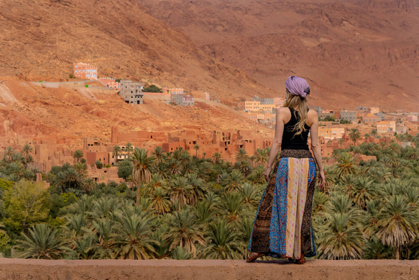 豪華なモデルは、モロッコ、アフリカで屋外ポーズ - 写真・画像