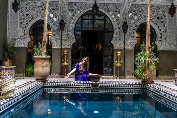 Een prachtig model poseert in een thuisomgeving in Medina, Marokko, Afrika - Foto, afbeelding