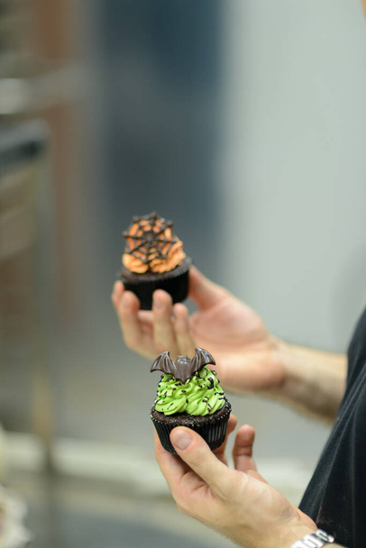 chef artesano preparación hecha a mano con hielo y chocolate araña vampiro topper - Foto, Imagen