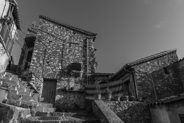 Pesche, pueblo en la provincia de Isernia, en Molise, encaramado a lo largo de las empinadas laderas del Monte San Marco, una mancha blanca contra el verde de la montaña y el gris de las piedras. - Foto, imagen