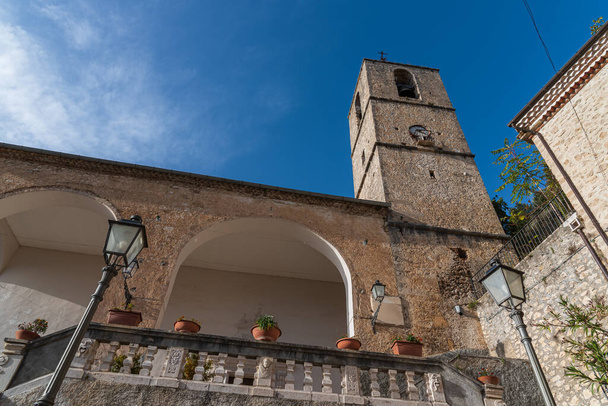 Pesche, vesnice v provincii Isernia, v Molise, sedí podél strmých svahů hory San Marco, bílá skvrna proti zeleni hory a šedé kameny. - Fotografie, Obrázek