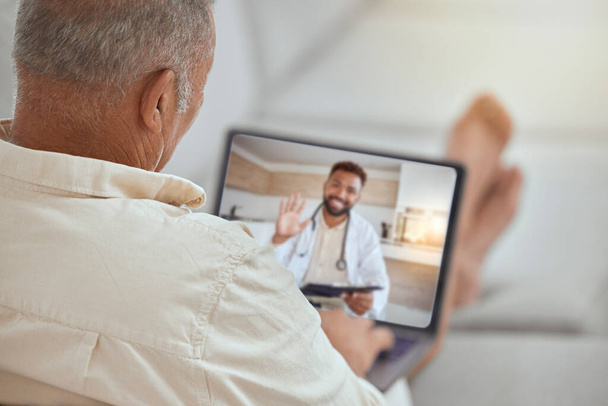 Laptop-, gezondheids- en videogesprekken met een patiënt en arts in een online medische beoordeling of consultatie op afstand. Computer, internet en thuisconsultatie met een man die met een gezondheidswerker praat. - Foto, afbeelding