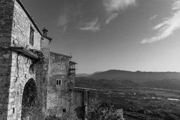 Pesche, village dans la province d'Isernia, en Molise, perché le long des pentes escarpées du mont San Marco, une tache blanche contre le vert de la montagne et le gris des pierres. - Photo, image