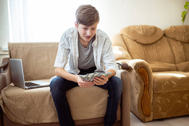 Egy tinédzser megszámolja a papírbankjegyeket. Kiskorúak jövedelme. A gyermek pénzt tervez költeni és fizetni az egyetemi tandíjat - Fotó, kép