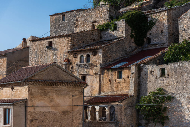 Pesche, vesnice v provincii Isernia, v Molise, sedí podél strmých svahů hory San Marco, bílá skvrna proti zeleni hory a šedé kameny. - Fotografie, Obrázek