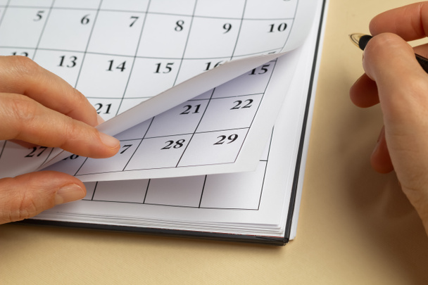 Close-up de páginas de dias de calendário. O conceito de planejamento e prazo. - Foto, Imagem
