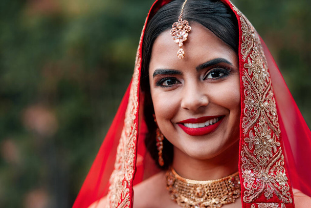 Είμαι έτοιμος να συναντήσω τον γαμπρό μου για πρώτη φορά. Μια όμορφη Ινδουίστρια νύφη. - Φωτογραφία, εικόνα