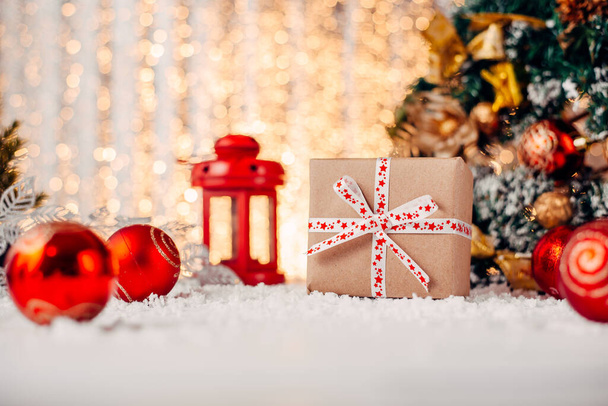 Coffret cadeau et décorations et ornements de Noël. - Photo, image