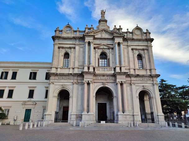 Помпеи, Кампания, Италия - 14 октября 2021: Святилище Пресвятой Богородицы Розария Помпеи с площади, посвященной ее основателю Бартоло Лонго - Фото, изображение